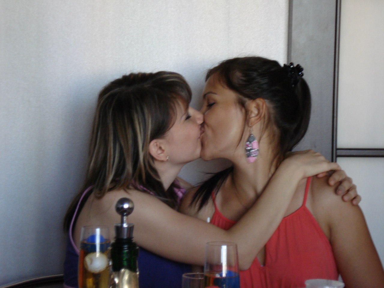 Девушки целуются